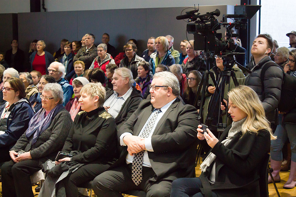 Image of Lianne Dalziel, Gerry Brownlee and general public at the opening ceremony of the new Ōrauwhata : Bishopdale Library Saturday, 22 July 2017