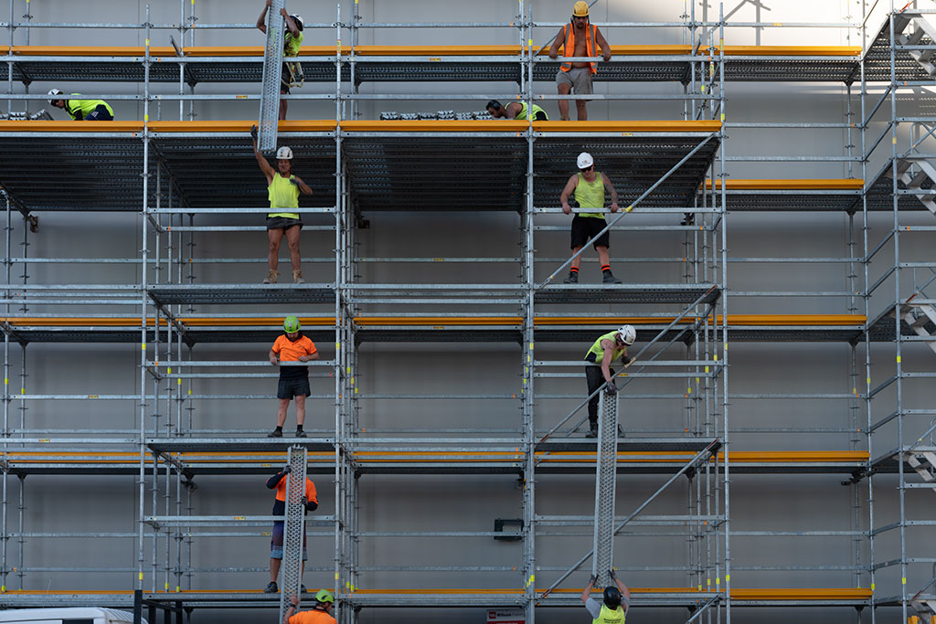 Image of Workers install scaffolding, 148 Gloucester Street. Wednesday, 9 May 2018