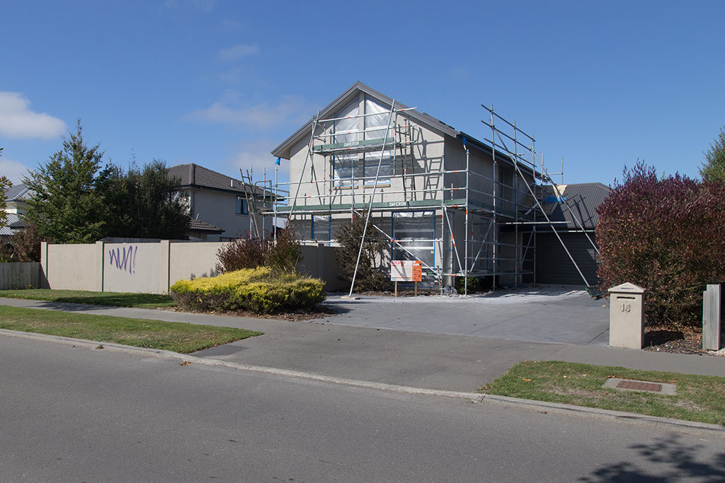 Image of House under renovation on McMahon drive. 28/03/2015 14:21
