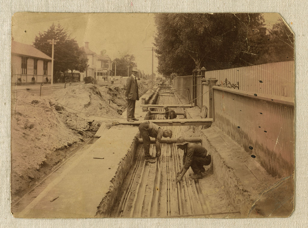 Image of Laying cables in ducts, Armagh Street 1914
