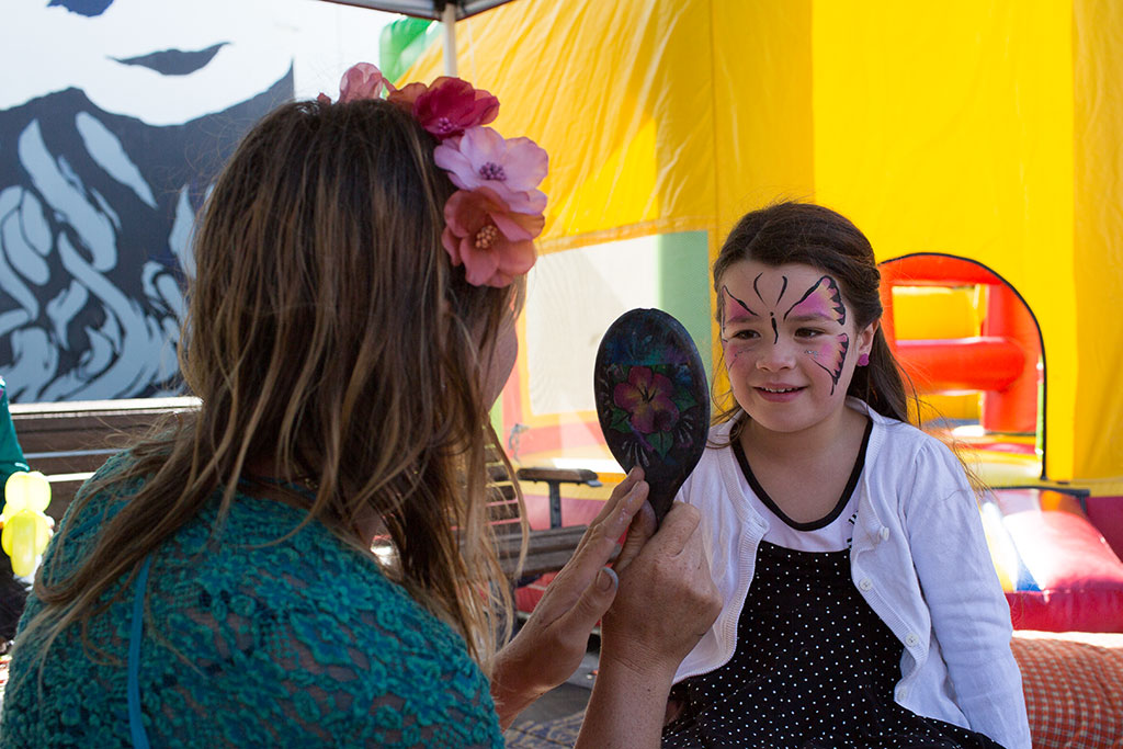 Image of Face painting at the Saturday Seaside Market. 09-04-2016 12:50 p.m.