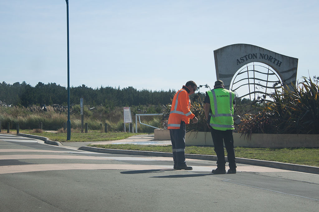 Image of Contractors prepare for work, Aston Drive, Waimairi Beach. Thursday, 31 March 2016