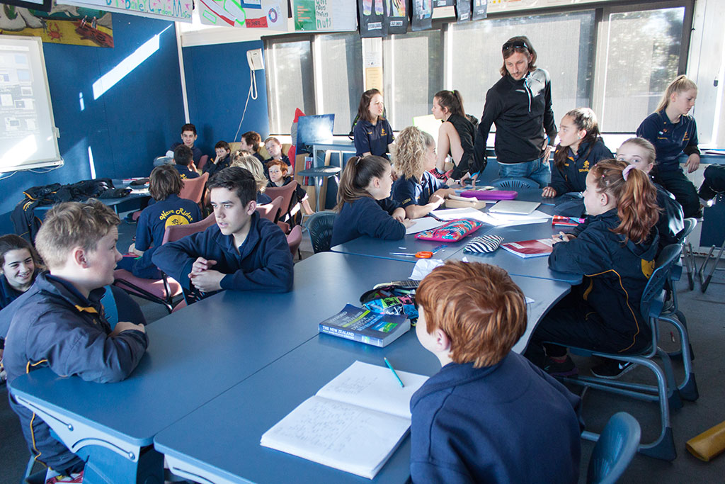 Image of Year 7/8 students discuss a text analysis exercise, South New Brighton School. Thursday, 28 July 2016