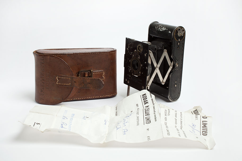  Title Vest Pocket Kodak, camera and case Date [circa 1910-1920] Image 5 of 6 Notes Examples of items soldiers carried with them. Marked with E. J. Jekyll, 7/740. 1 C.M.R. N.Z.M.R. Source Barry O'Sullivan collection Collection Description A collection of the types of items taken overseas by enlisted men from Christchurch. Parent Collection Description Part of a selection of material from the collection of Barry O'Sullivan relating to the first World War. The digital collection includes personal effects of enlisted men from Christchurch, regimental badges, diaries, letters, letterhead paper, newspapers, photographs and postcards. Collection Location Private collection